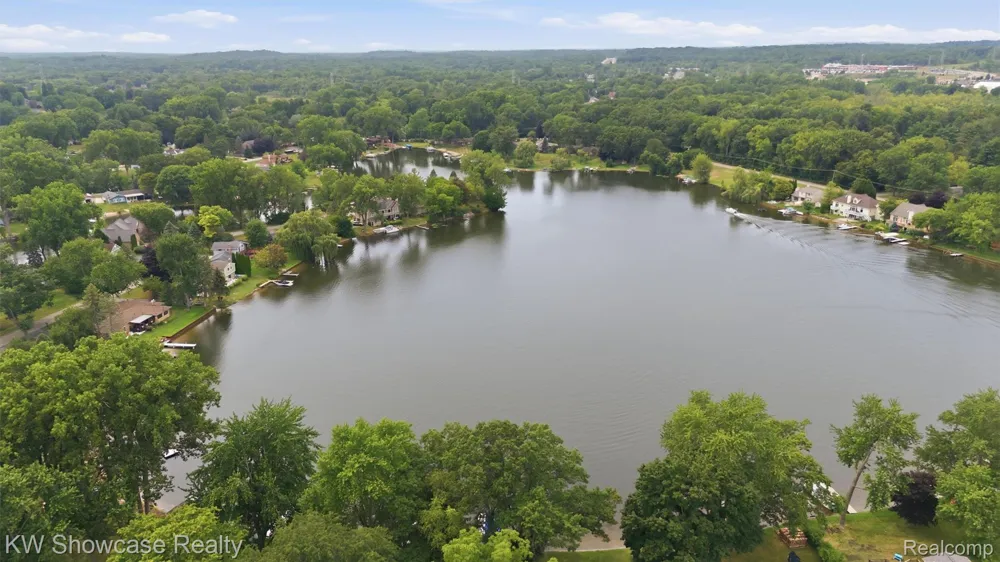 804 Bonita Drive White Lake Charter Township, MI 48383