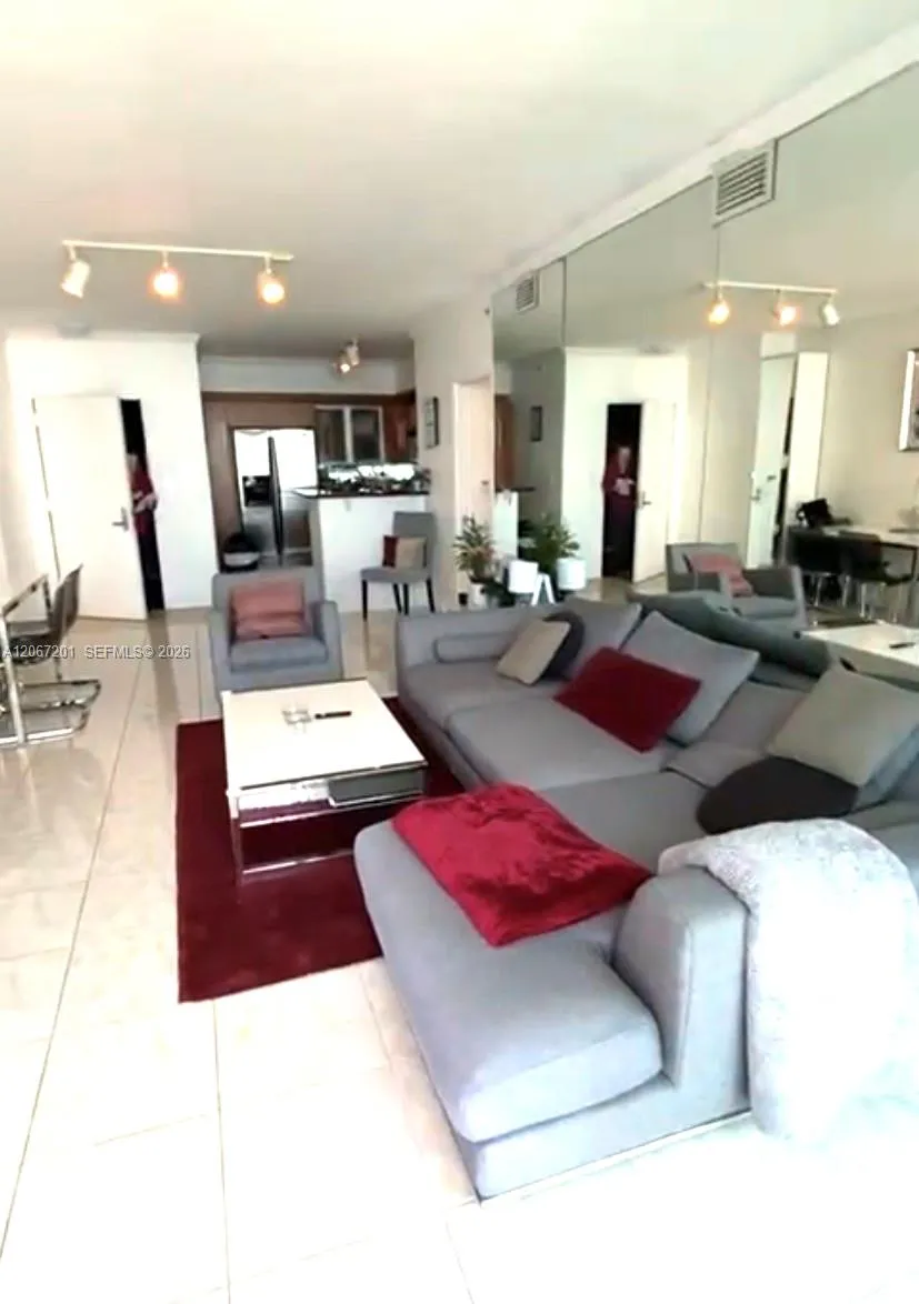 325 S Biscayne Blvd #4214 Miami, FL 33131