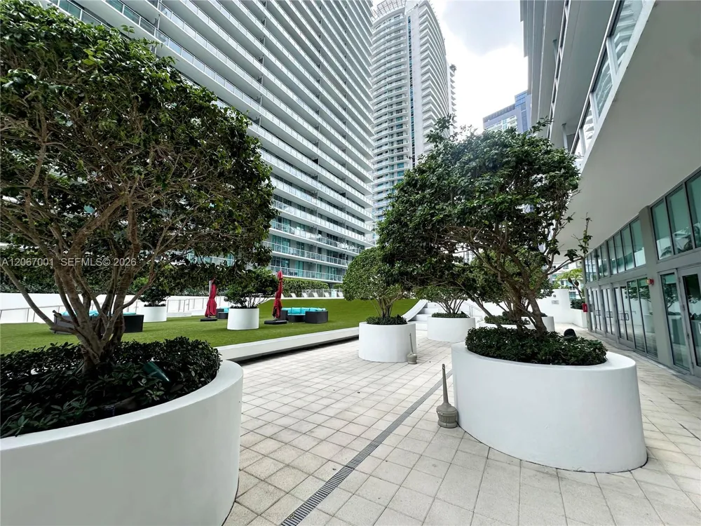 79 SW 12th St #2809-S Miami, FL 33130