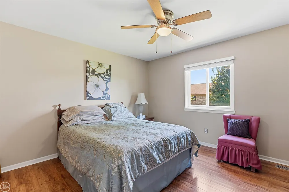 26160 Knollwood Drive Chesterfield Township, MI 48051