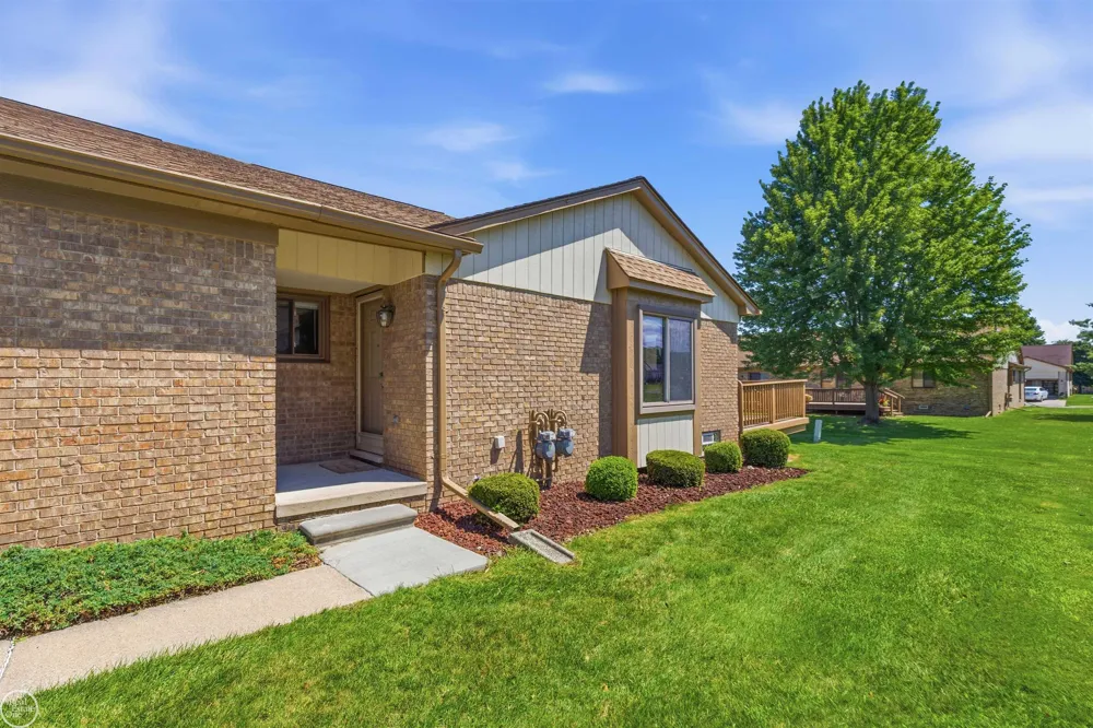 26160 Knollwood Drive Chesterfield Township, MI 48051