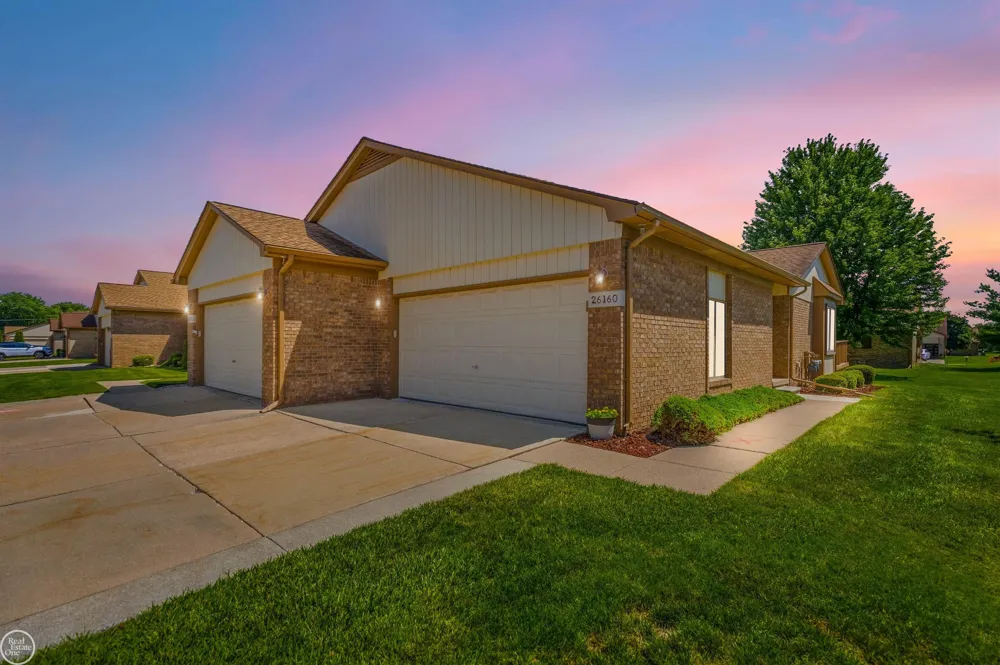 26160 Knollwood Drive Chesterfield Township, MI 48051