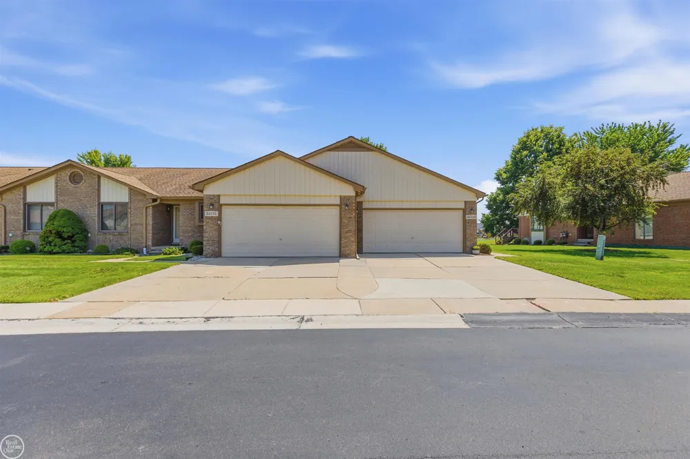26160 Knollwood Drive Chesterfield Township, MI 48051