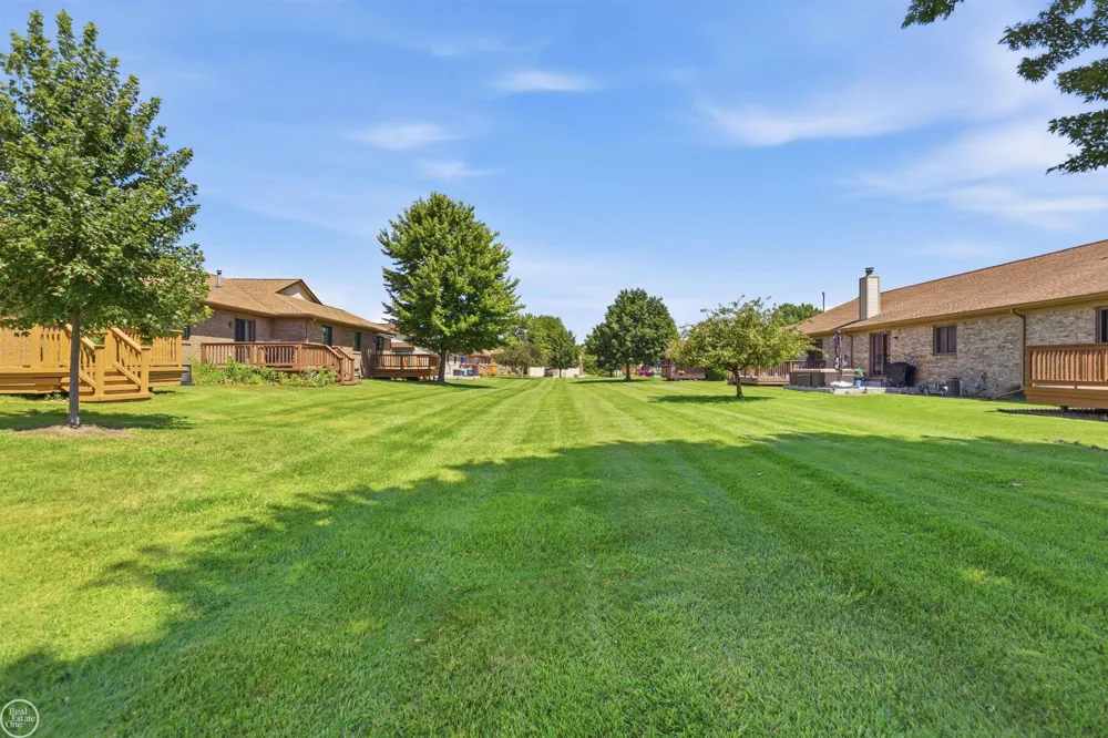 26160 Knollwood Drive Chesterfield Township, MI 48051