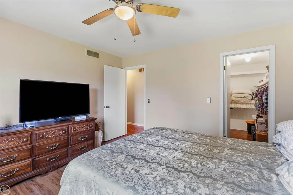 26160 Knollwood Drive Chesterfield Township, MI 48051