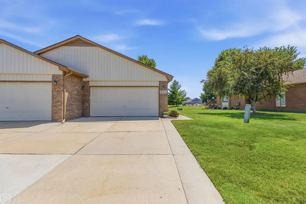 26160 Knollwood Drive Chesterfield Township, MI 48051