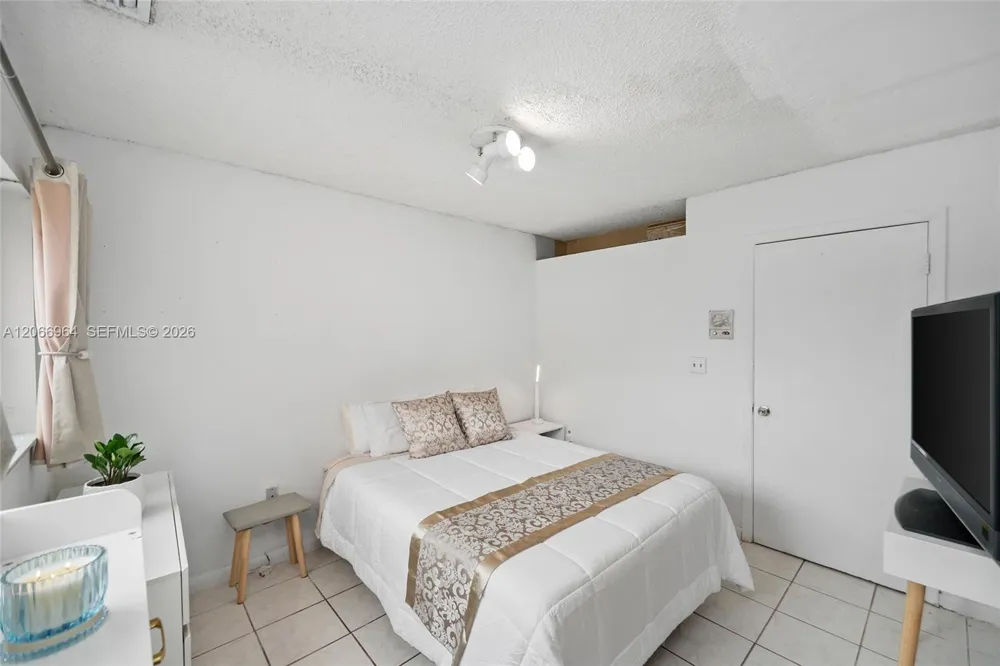 12693 NW 8th Ter Miami, FL 33182