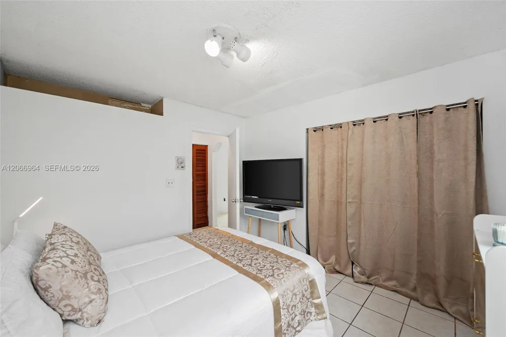 12693 NW 8th Ter Miami, FL 33182