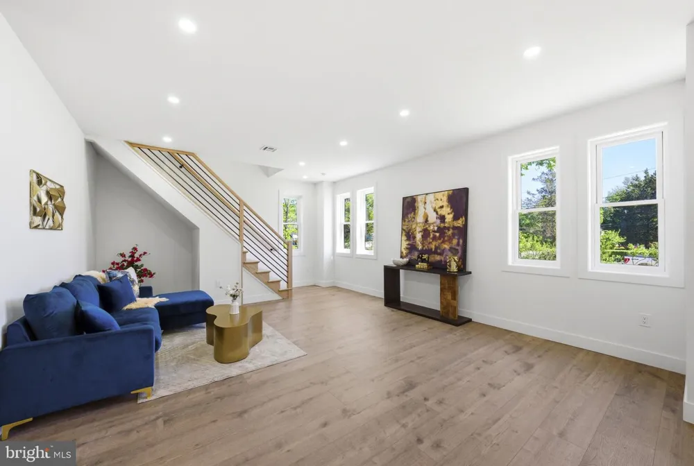 3 TYNE S Kendall Park, NJ 08824
