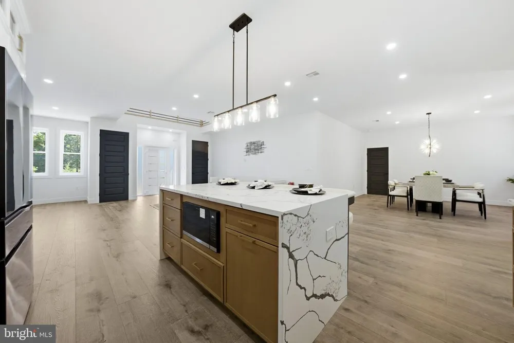 3 TYNE S Kendall Park, NJ 08824