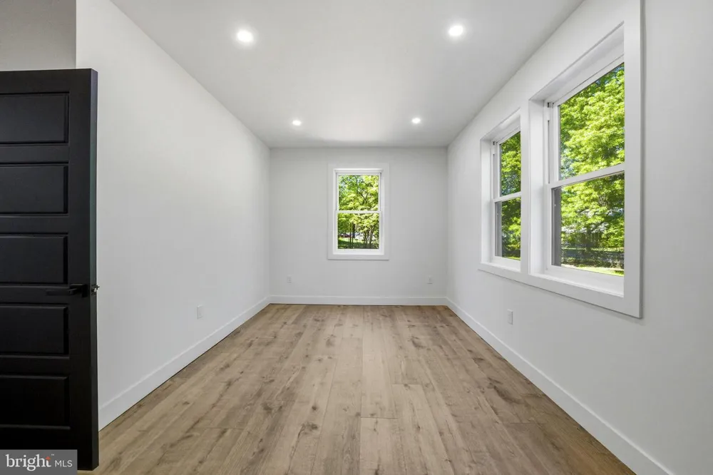3 TYNE S Kendall Park, NJ 08824