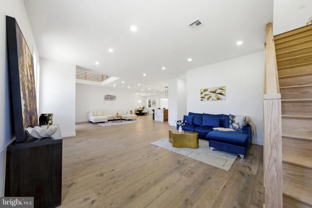 3 TYNE S Kendall Park, NJ 08824