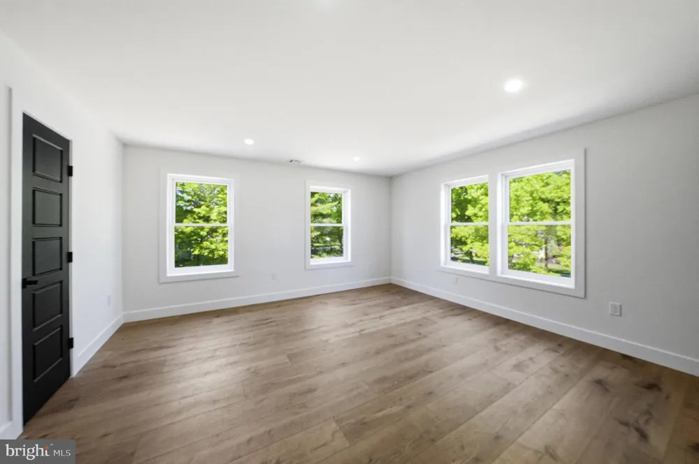 3 TYNE S Kendall Park, NJ 08824