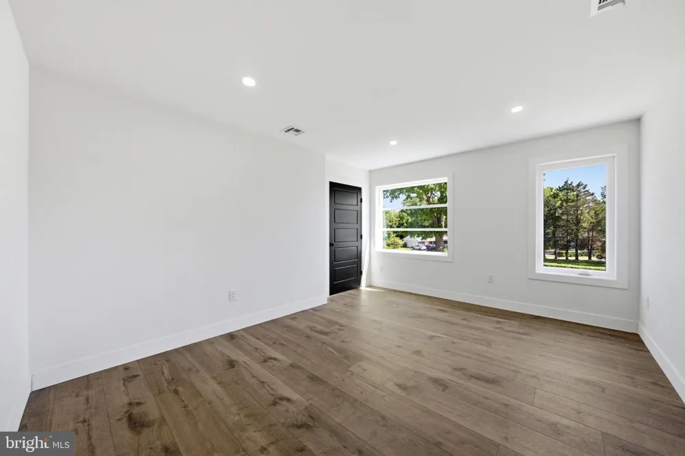 3 TYNE S Kendall Park, NJ 08824