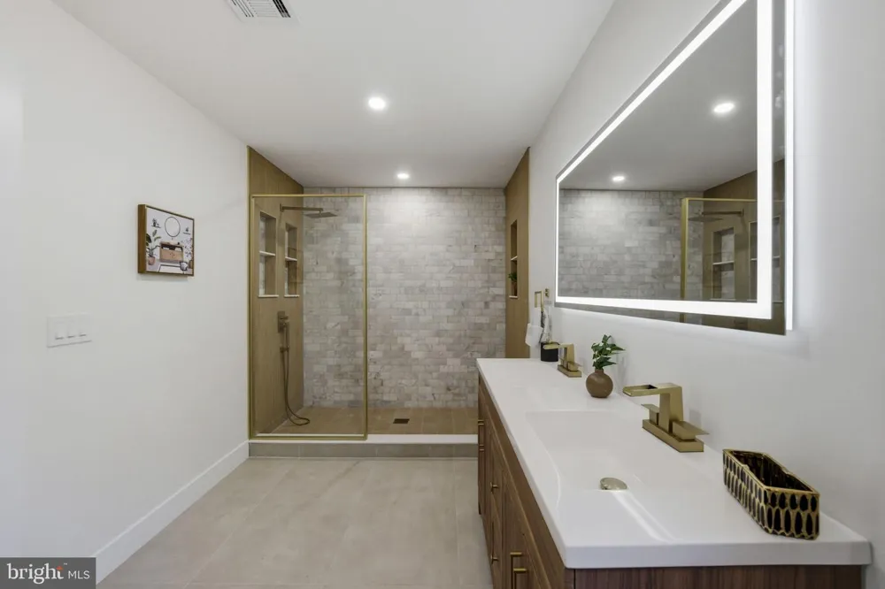 3 TYNE S Kendall Park, NJ 08824