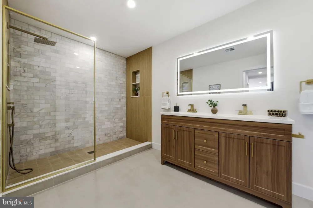 3 TYNE S Kendall Park, NJ 08824