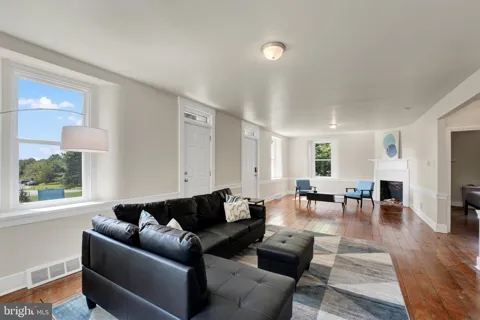 211 GALE LANE
