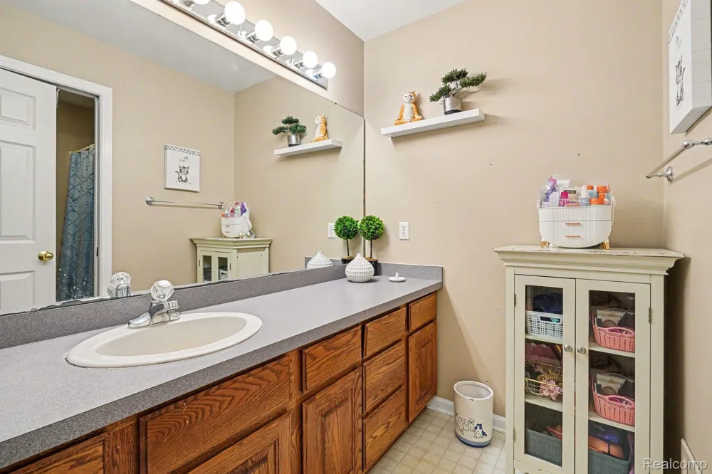 6290 Waldon Woods Drive Independence Charter Township, MI 48346
