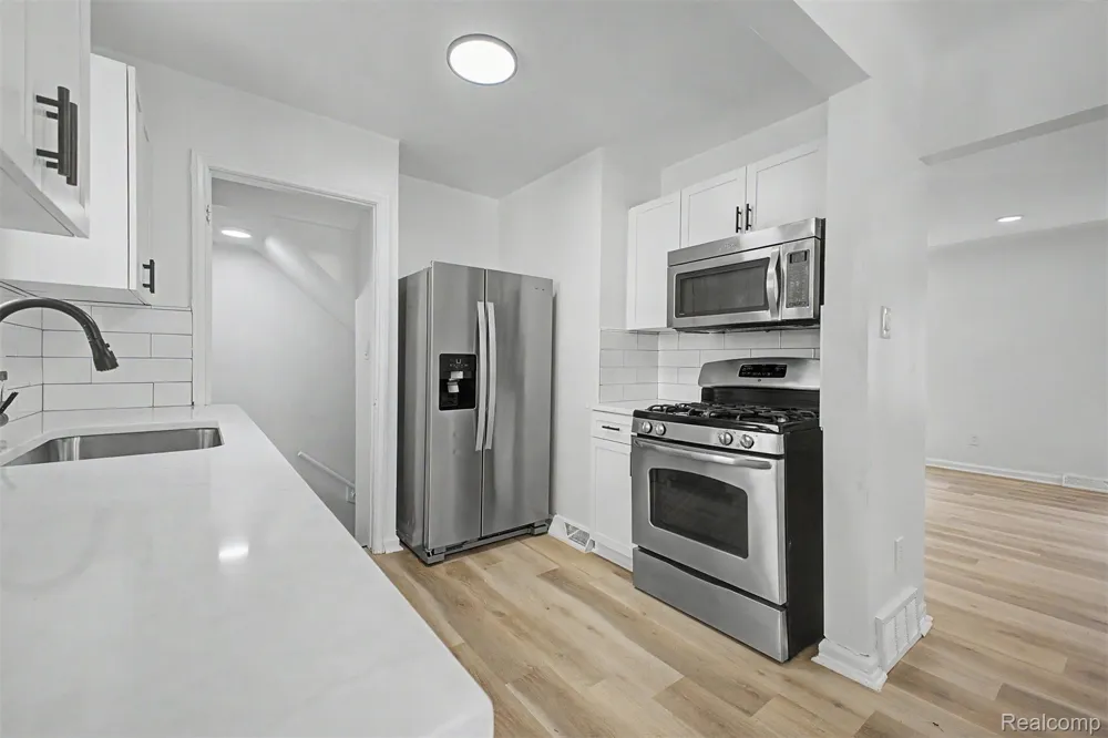 6785 Pelham Road Allen Park City, MI 48101