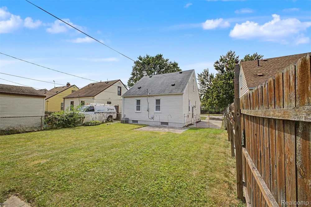 6785 Pelham Road Allen Park City, MI 48101