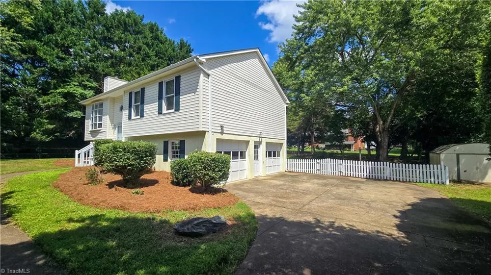 3581 Robinwest Drive Pfafftown, NC 27040