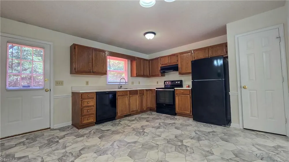 3581 Robinwest Drive Pfafftown, NC 27040