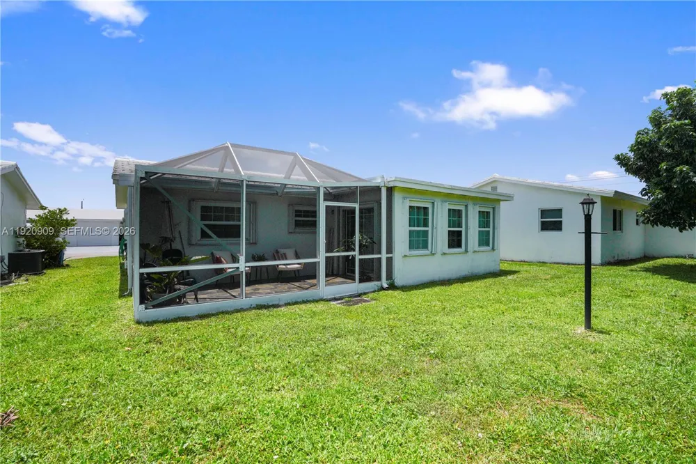 142 NW 10th Ct Boynton Beach, FL 33426