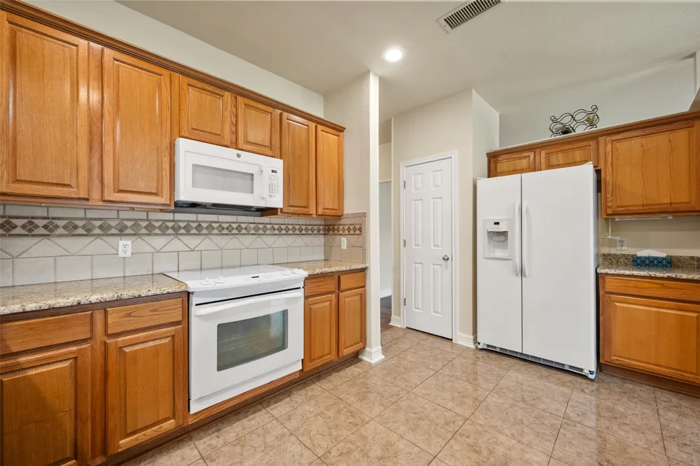 1104 Starling Court Burleson, TX 76028