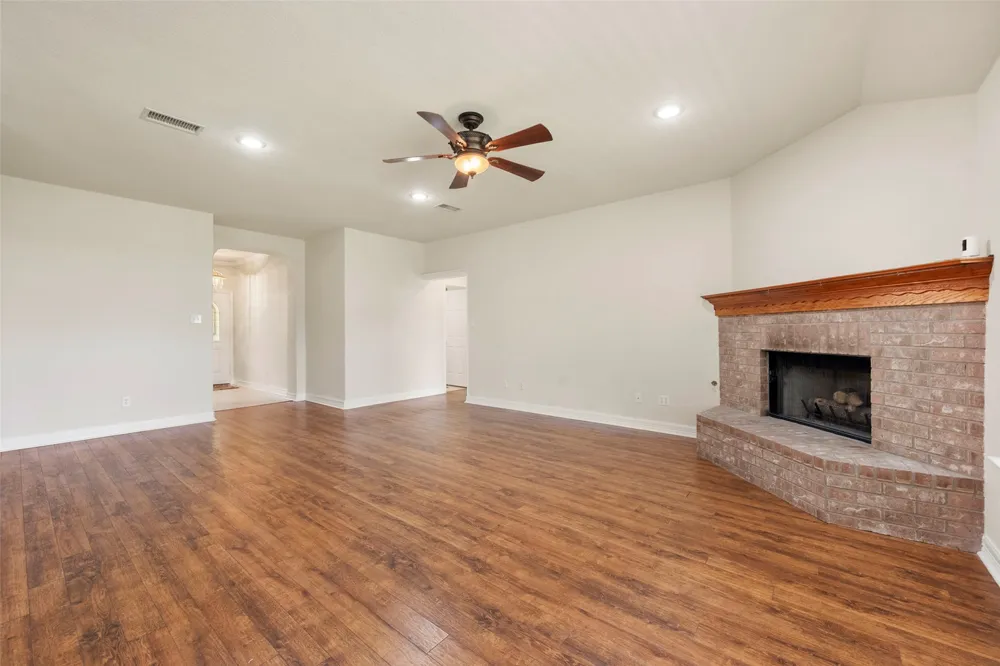 1104 Starling Court Burleson, TX 76028