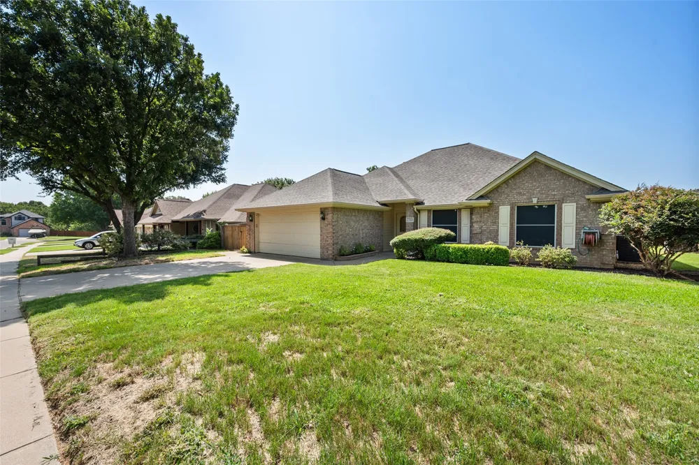 1104 Starling Court Burleson, TX 76028