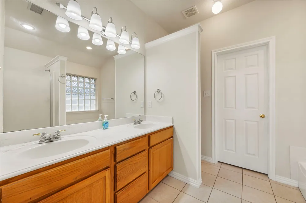 1104 Starling Court Burleson, TX 76028