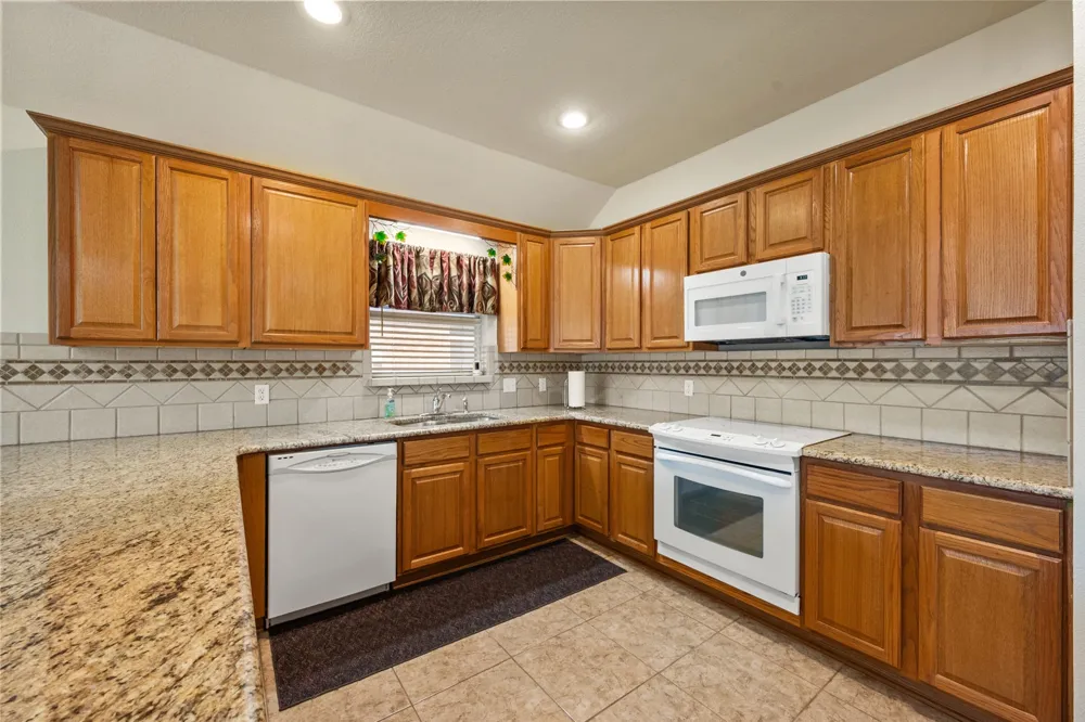 1104 Starling Court Burleson, TX 76028