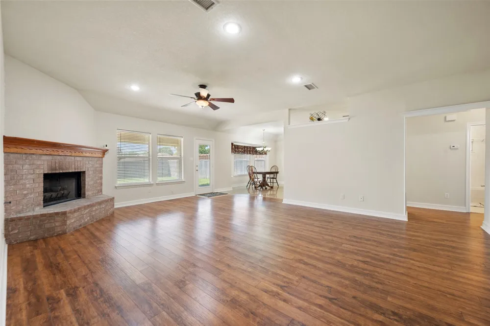 1104 Starling Court Burleson, TX 76028