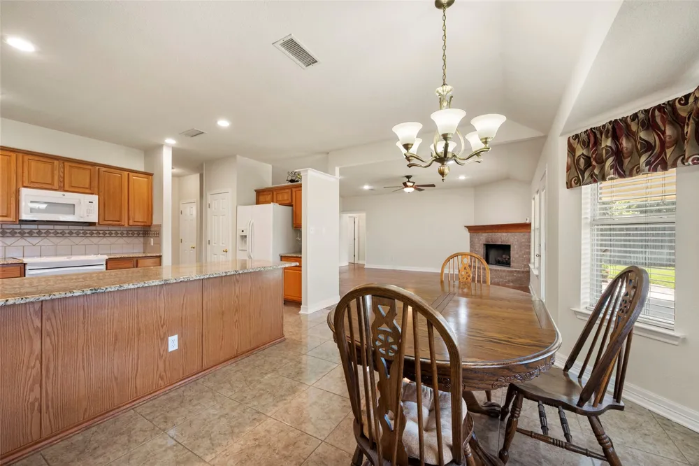 1104 Starling Court Burleson, TX 76028