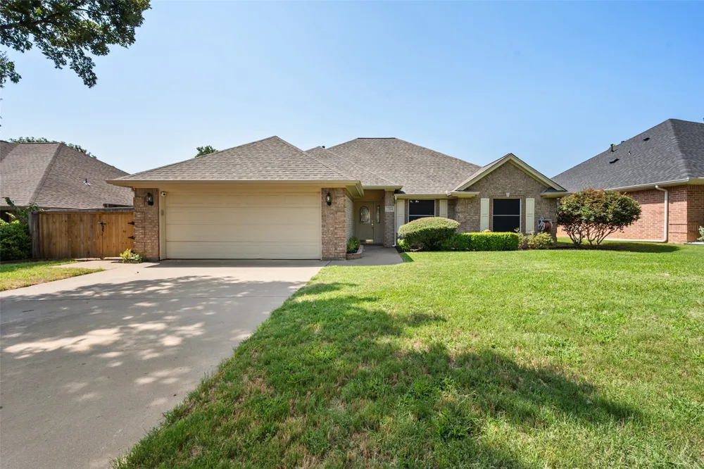 1104 Starling Court Burleson, TX 76028