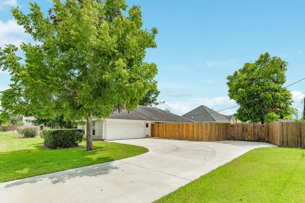 102 Buttercup Street Lake Jackson, TX 77566