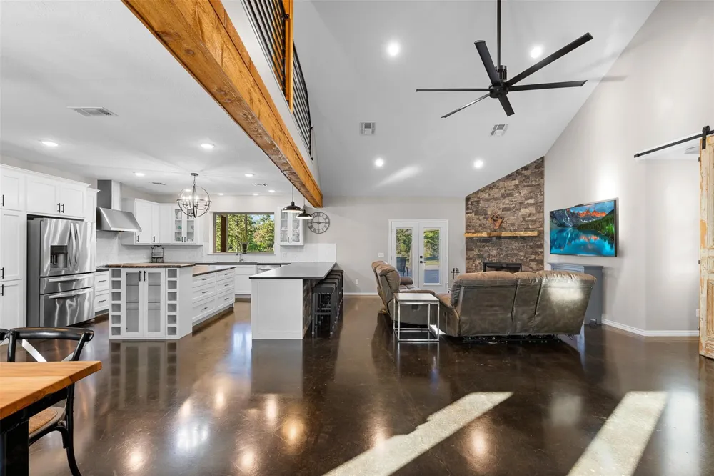 7541 Halamicek Loop Fayetteville, TX 78940