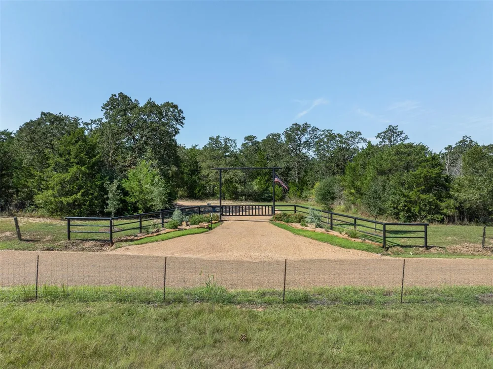 7541 Halamicek Loop Fayetteville, TX 78940