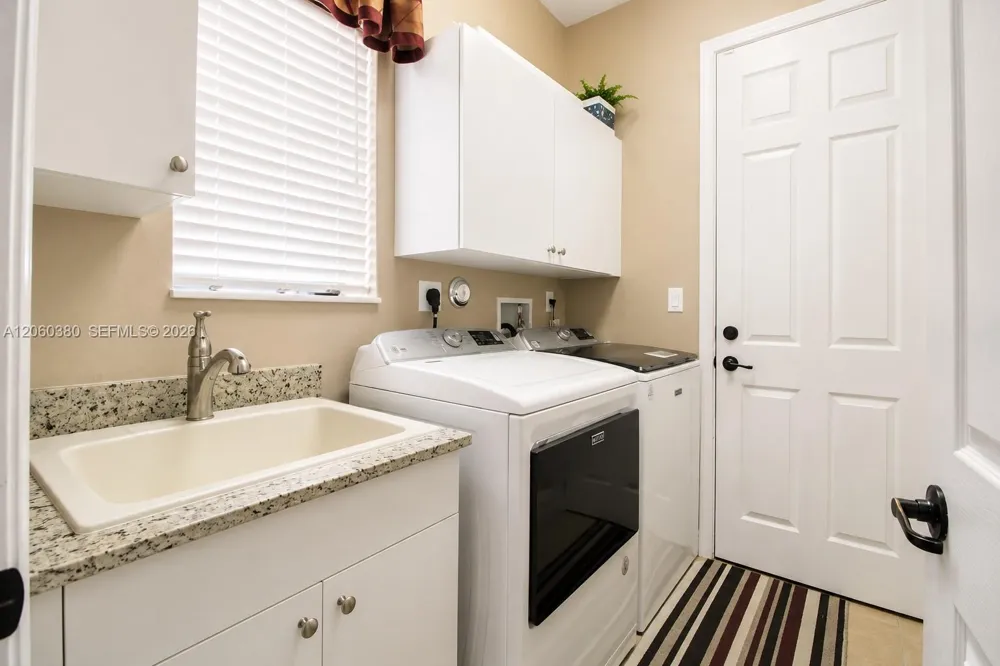 8514 NW 37th Ct Cooper City, FL 33024