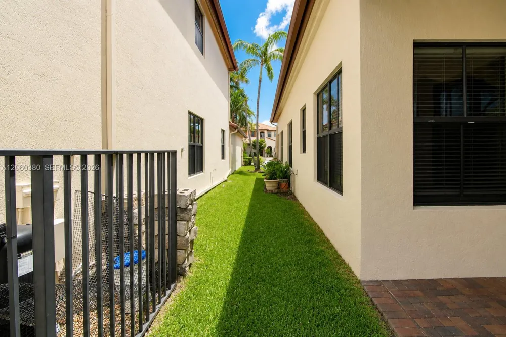 8514 NW 37th Ct Cooper City, FL 33024