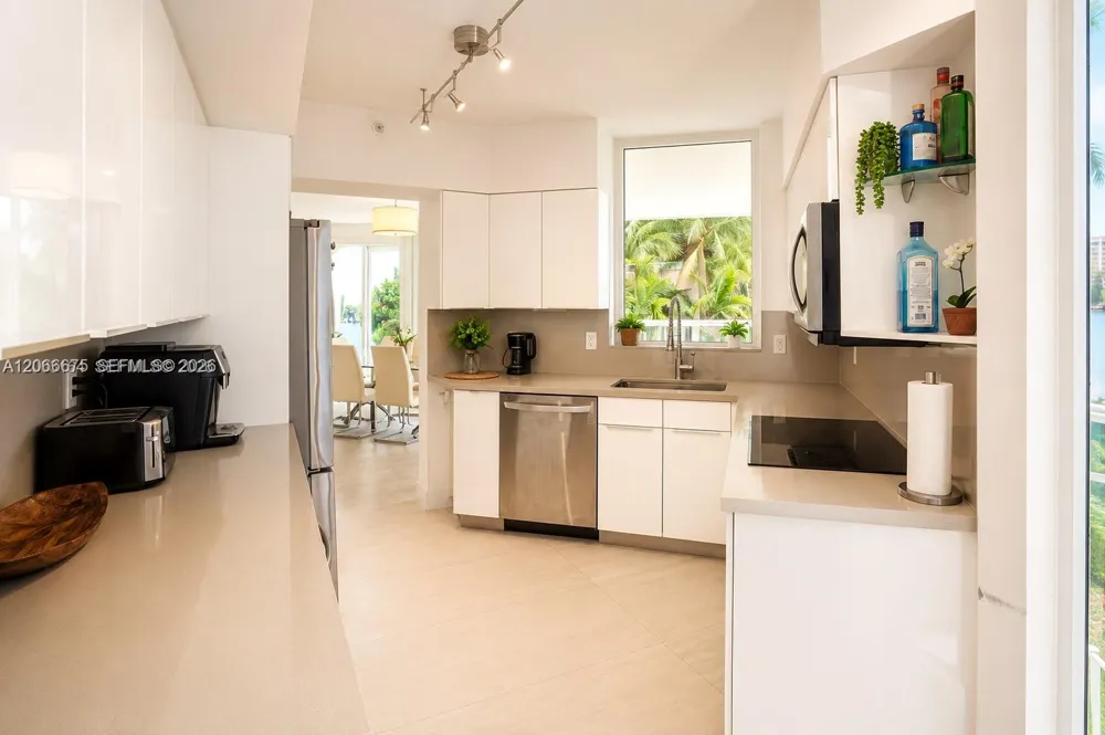 3370 Hidden Bay Dr #213 Aventura, FL 33180