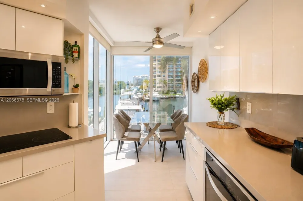3370 Hidden Bay Dr #213 Aventura, FL 33180