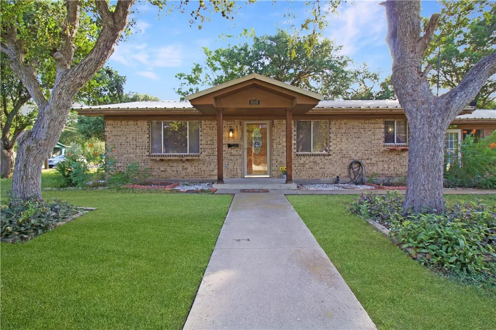 610 S Minnesota Street Beeville, TX 78102