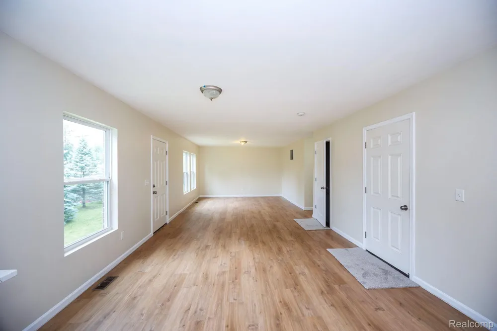10306 Island Lake Drive Taylor City, MI 48180