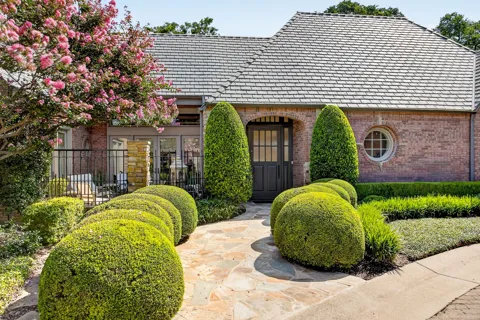 4902 Westbriar Drive