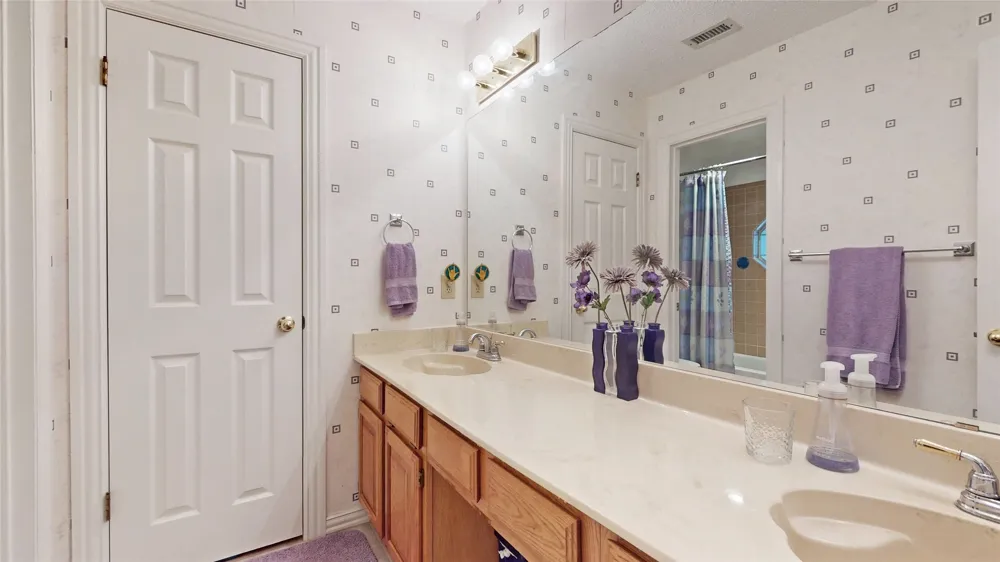 817 Crystal Lane Hurst, TX 76054