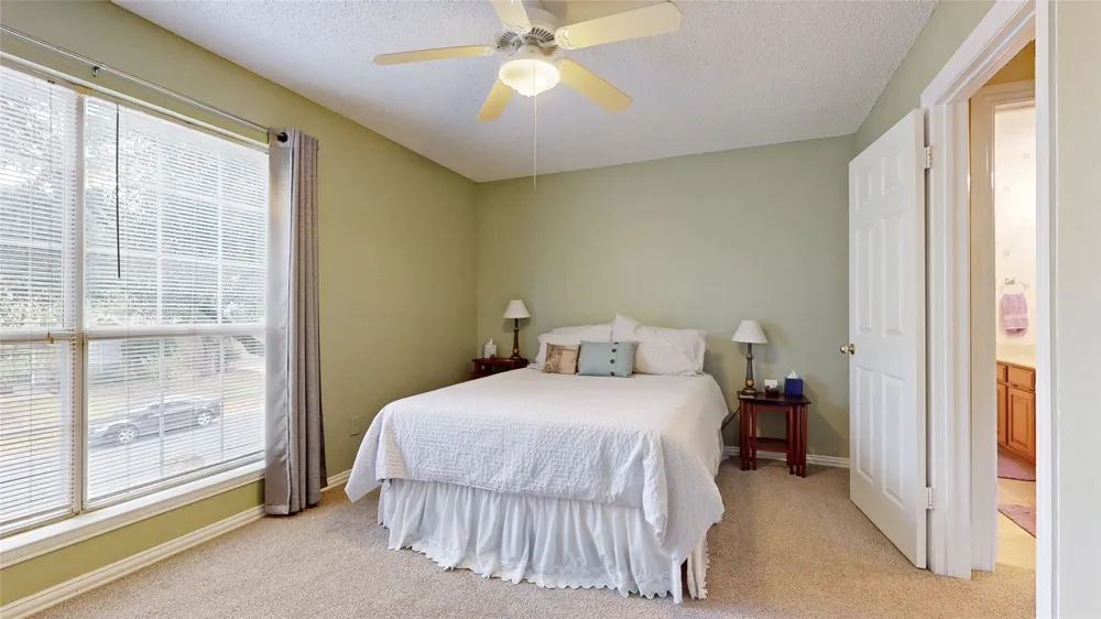 817 Crystal Lane Hurst, TX 76054