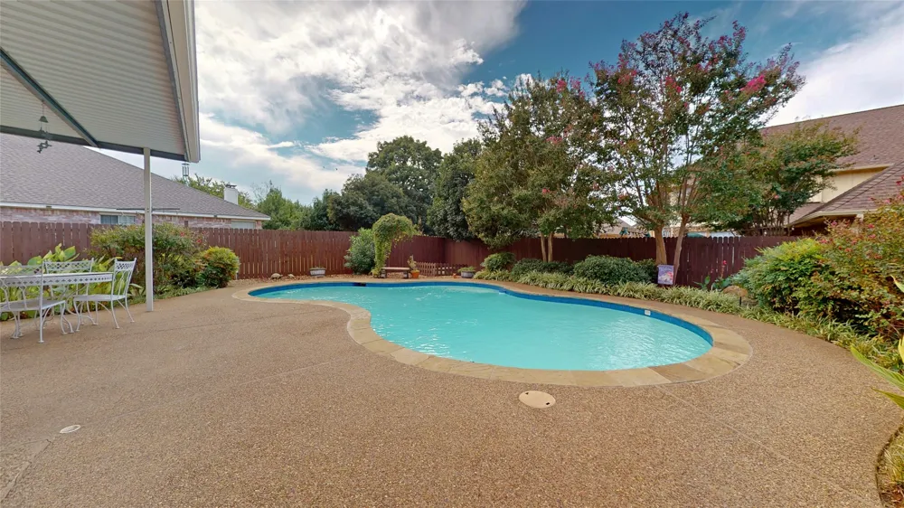 817 Crystal Lane Hurst, TX 76054