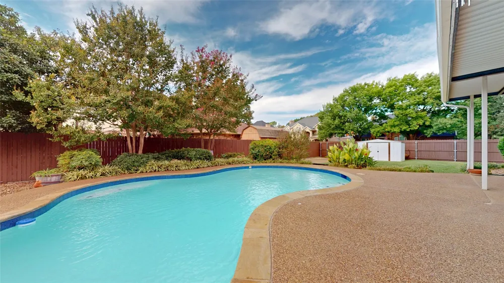 817 Crystal Lane Hurst, TX 76054