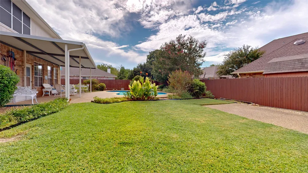 817 Crystal Lane Hurst, TX 76054